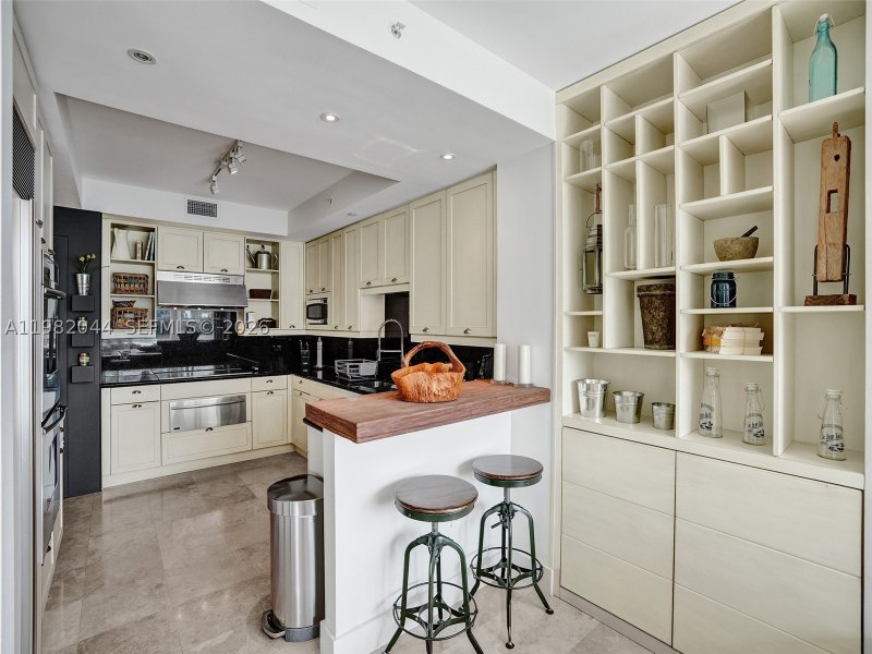 Condo for sale at Peninsula I 301