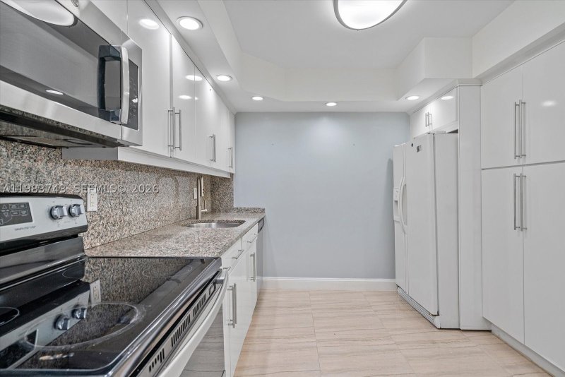 Condo for sale at Avant Garde 210