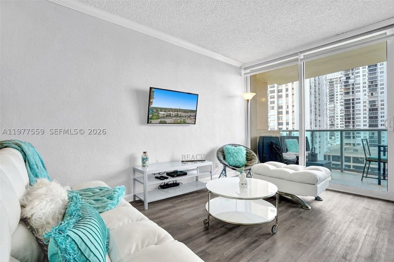 Alquiler de apartamento en The Wave Condo 804 (Availab
