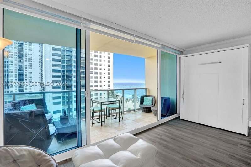 Alquiler de apartamento en The Wave Condo 804 (Availab