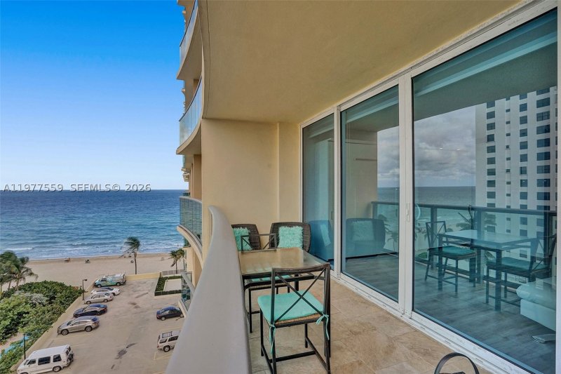 Alquiler de apartamento en The Wave Condo 804 (Availab