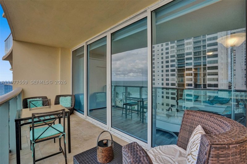 Alquiler de apartamento en The Wave Condo 804 (Availab