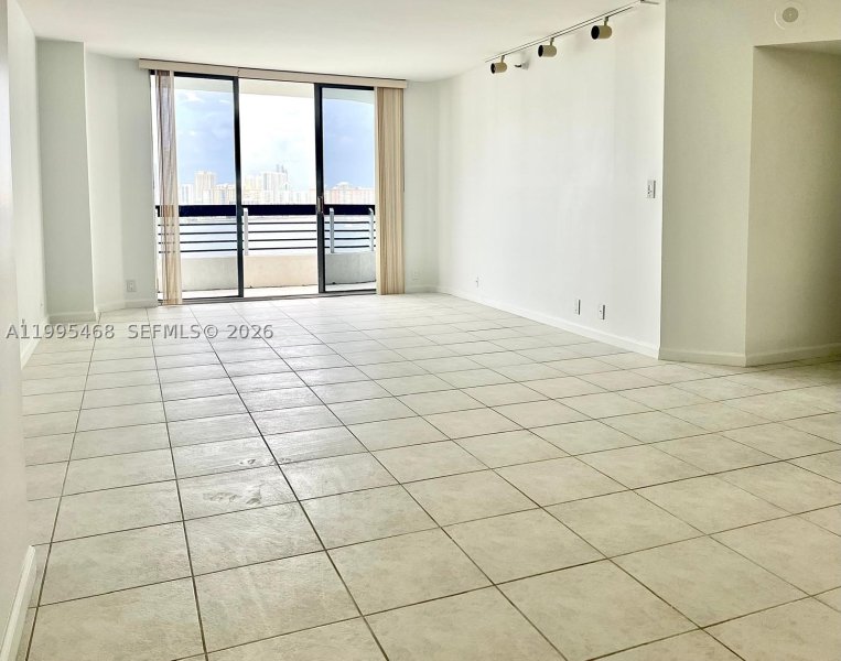 Condo for sale at Mystic Pointe 500 1711