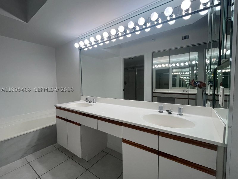 Condo for sale at Mystic Pointe 500 1711