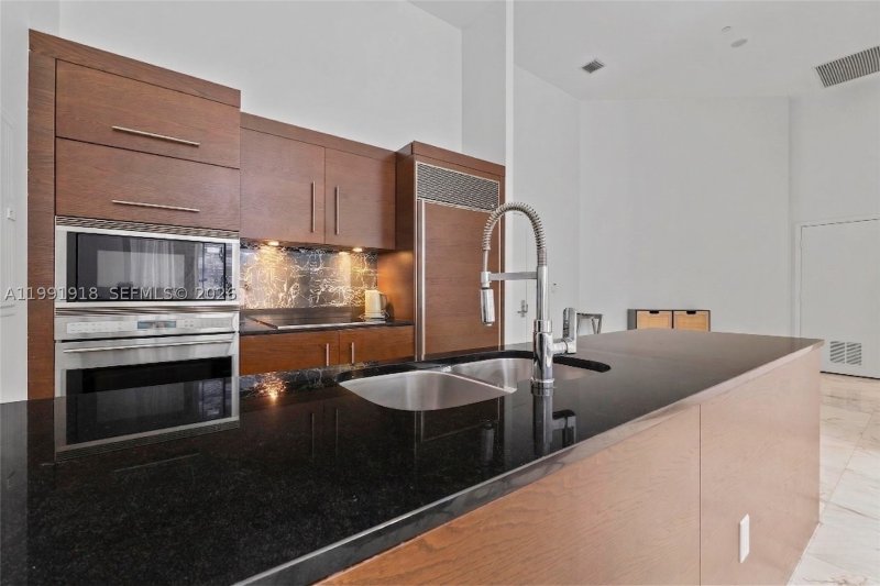 Condo for sale at Icon Brickell Tower I 2209