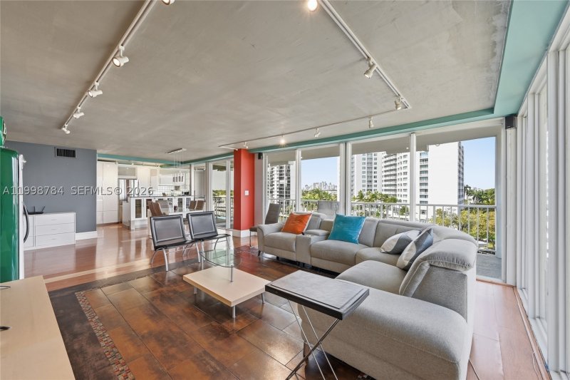 Condo for sale at Sunrise East 7F