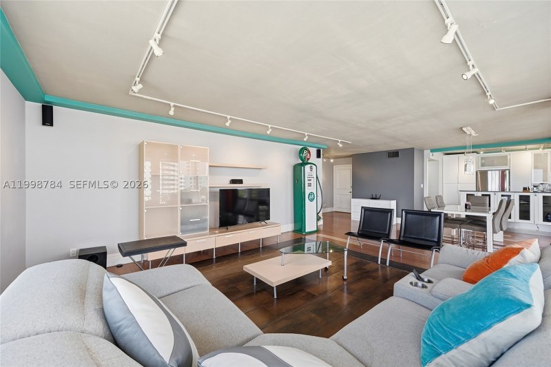 Condo for sale at Sunrise East 7F