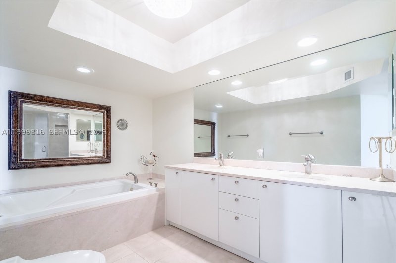 Condo for sale at Oceania 5 554