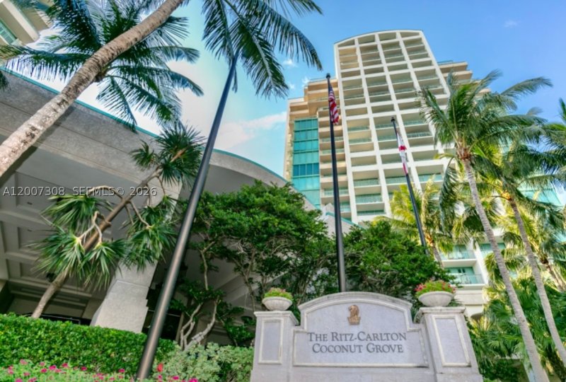 Comprar apartamento no Ritz Carlton Coconut Grove 805