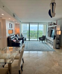Comprar apartamento no Ritz Carlton Coconut Grove 805