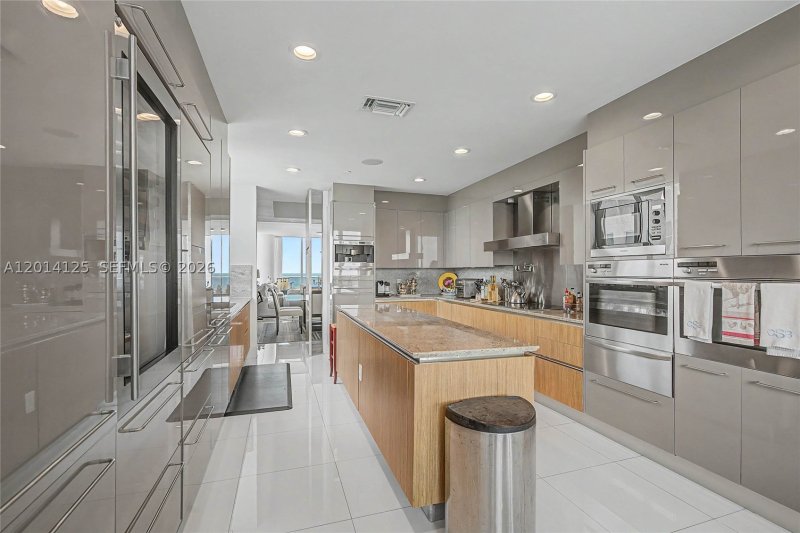 Apartment for rent at Grovenor House 2601
