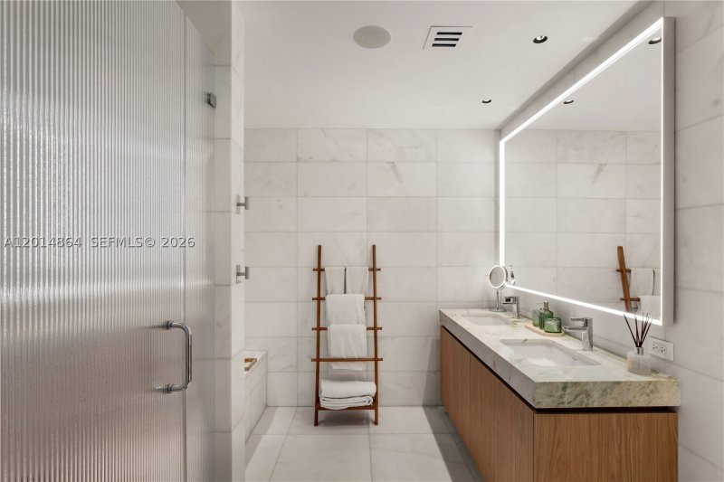 Comprar apartamento no Five Park Miami Beach 1601