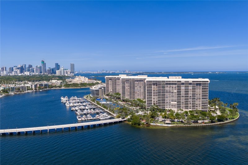 Comprar apartamento en Grove Isles Tower III C410