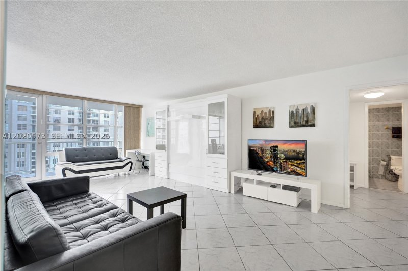 Condo for sale at Winston Towers 1611