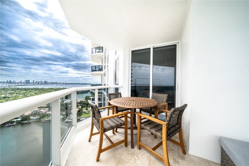 Comprar apartamento en Blue Diamond Condo 3504