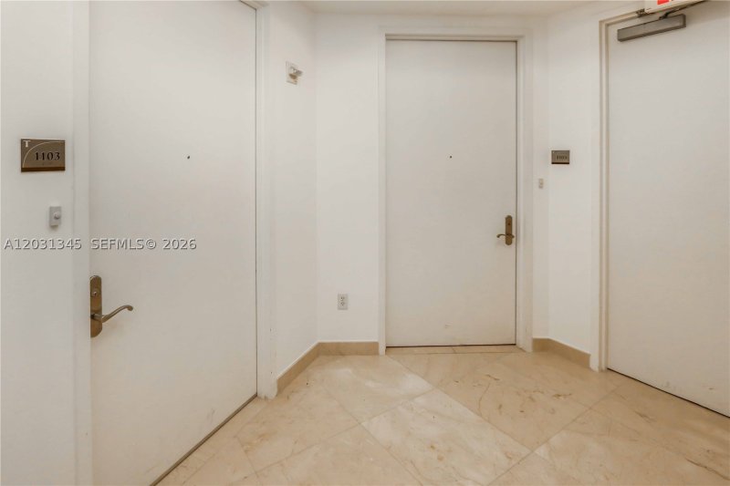 Comprar apartamento no Trump Tower Three 1105