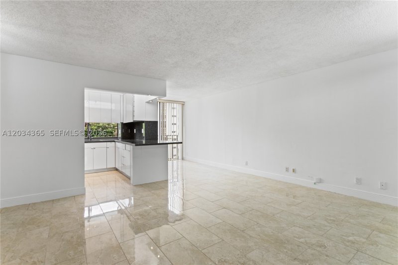 Apartment for rent at Plaza of the Americas 429