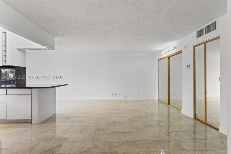 Apartment for rent at Plaza of the Americas 429