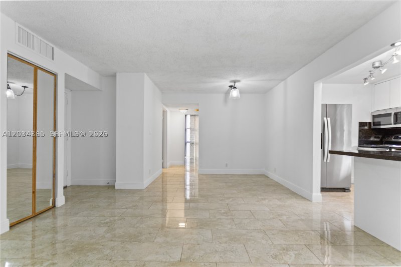 Apartment for rent at Plaza of the Americas 429
