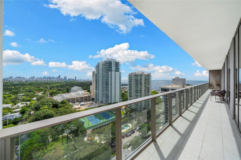 Comprar apartamento en MR. C Residences 1702