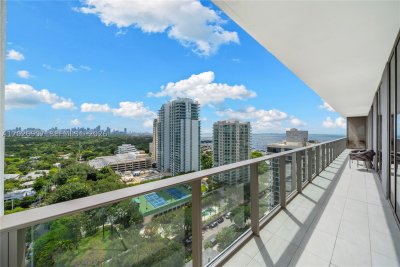 Comprar apartamento en MR. C Residences 1702