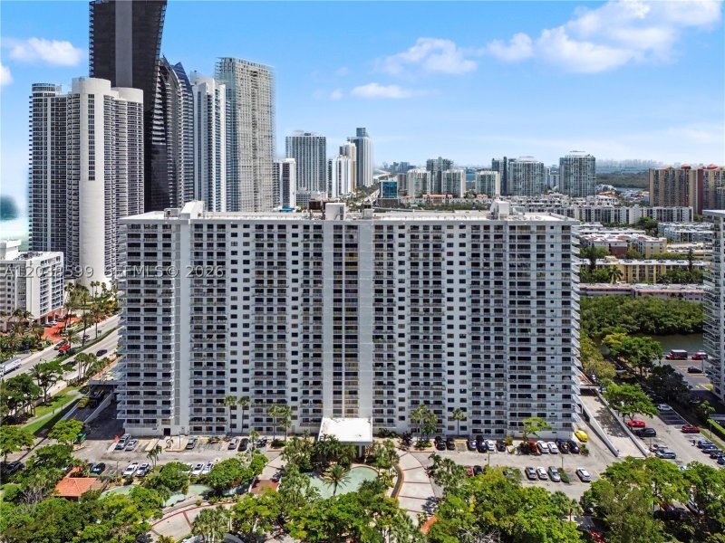 Condo for sale at Winston Towers M18