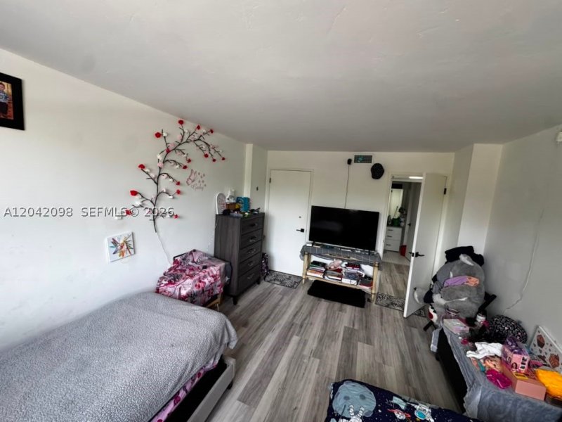 Condo for sale at Winston Towers M11