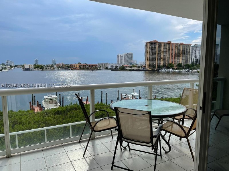 Alquiler de apartamento en Golden Bay Club 407