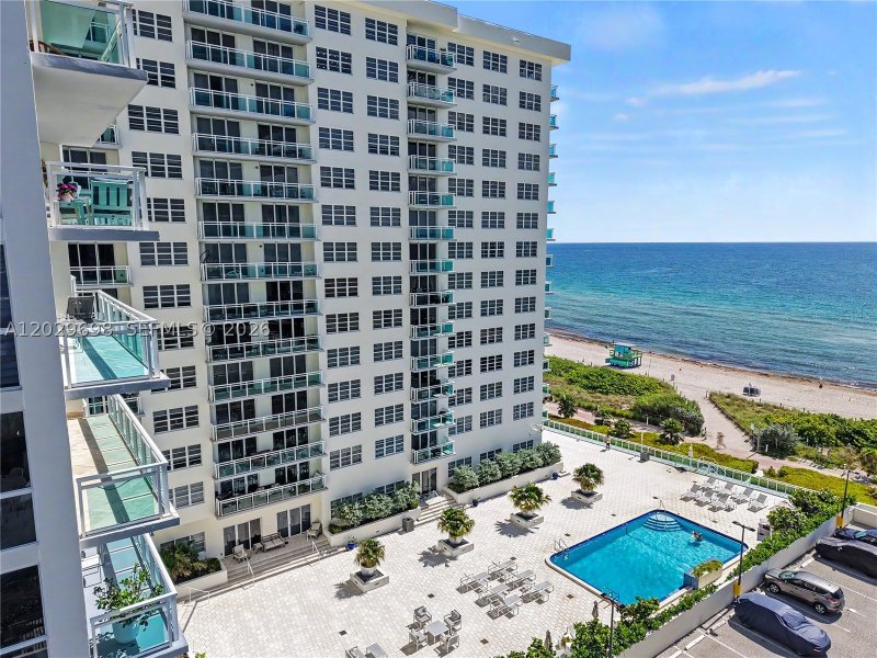 Comprar apartamento en The Collins Condo 605
