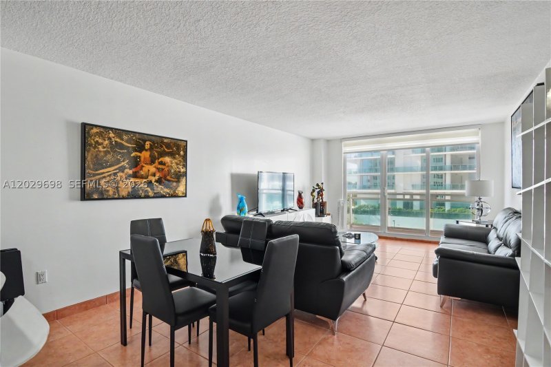 Comprar apartamento en The Collins Condo 605