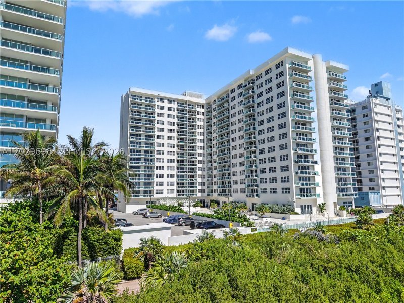 Comprar apartamento en The Collins Condo 605