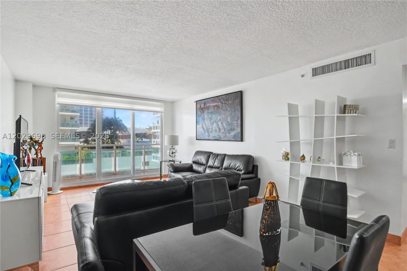 Comprar apartamento en The Collins Condo 605