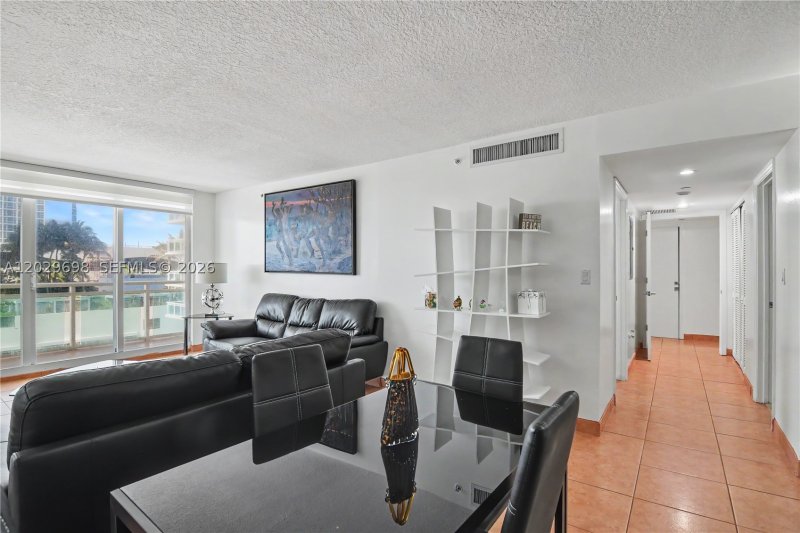 Comprar apartamento en The Collins Condo 605