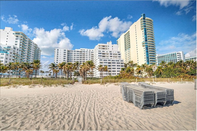 Condo for sale at Carriage Club North 1224