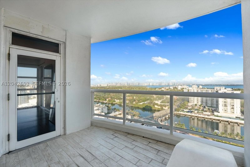 Condo for sale at La Tour 2301