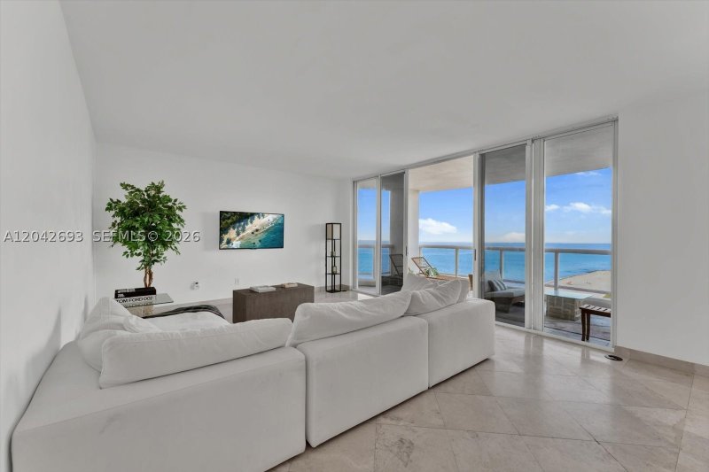Condo for sale at La Tour 2301