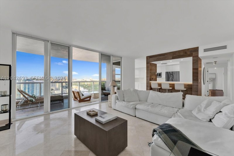 Condo for sale at La Tour 2301