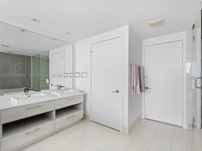 Apartment for rent at Paraiso Bay Miami 1201