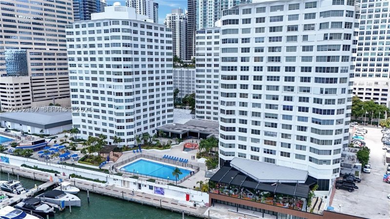 Apartment for rent at Four Ambassadors 350