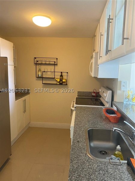 Apartment for rent at 1800 Biscayne Plaza 809