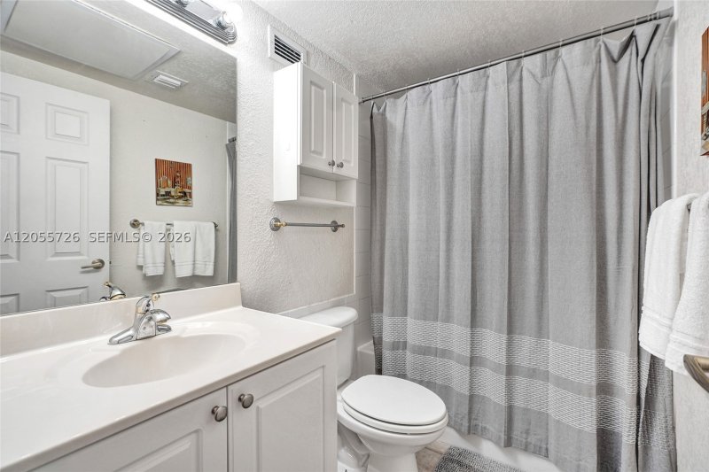 Comprar apartamento no The Wave Condo 1628