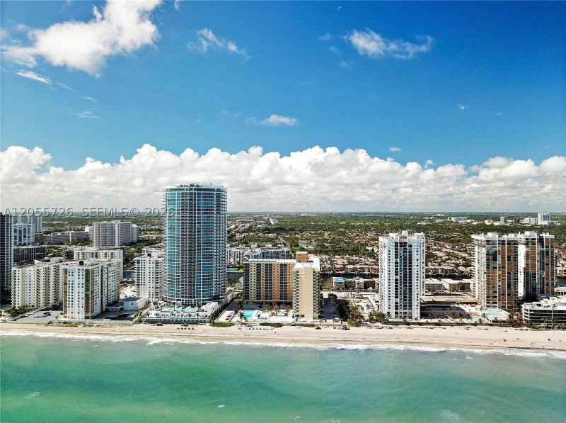 Comprar apartamento no The Wave Condo 1628
