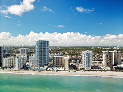 Comprar apartamento no The Wave Condo 1628