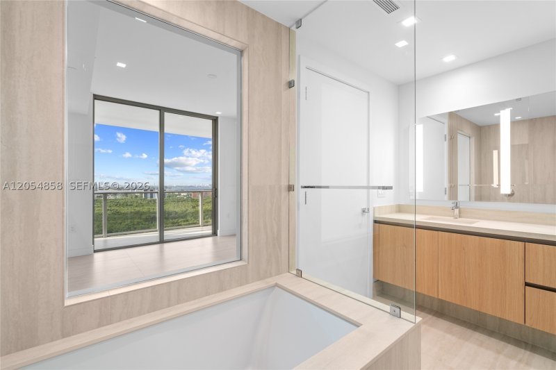 Condo for sale at One Park Tower by Turnberry 1604