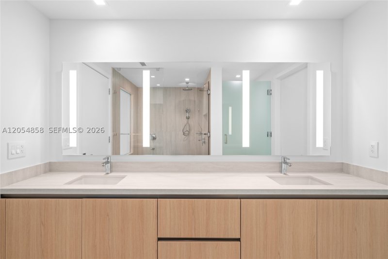 Condo for sale at One Park Tower by Turnberry 1604