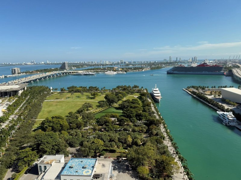 Apartment for rent at 900 Biscayne 2807
