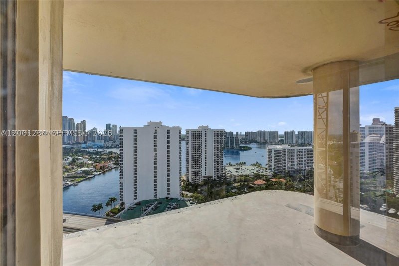 Apartment for rent at Turnberry Towers 26E