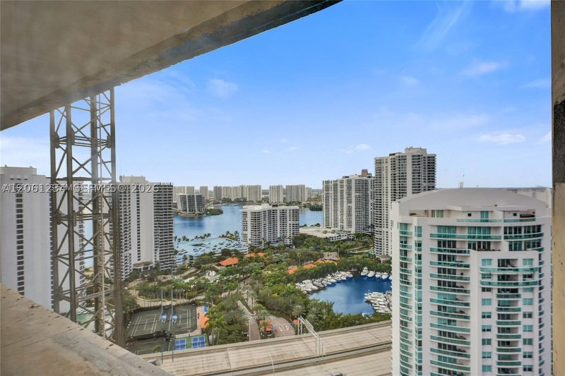 Apartment for rent at Turnberry Towers 26E