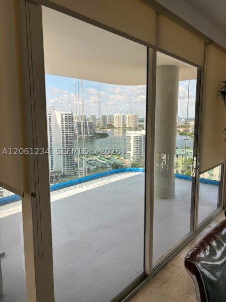 Apartment for rent at Turnberry Towers 26E