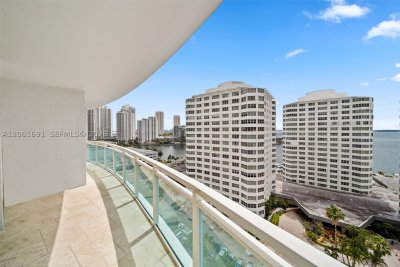 Aluguel de apartamento no The Plaza Tower I 1211